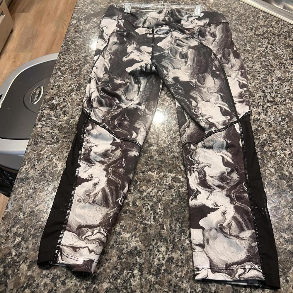 Secret Treasures Black and White Marble Pattern Women's Leggings